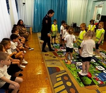 Учим безопасности на дороге с детства!