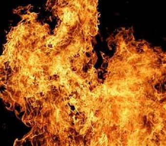 Детская шалость с огнем привела к пожару, малыши спасены
