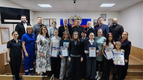 Полицейский Дед Мороз: новогодние подарки и благодарственные письма детям