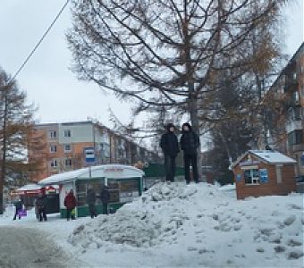 Горка у дороги опасна для детей