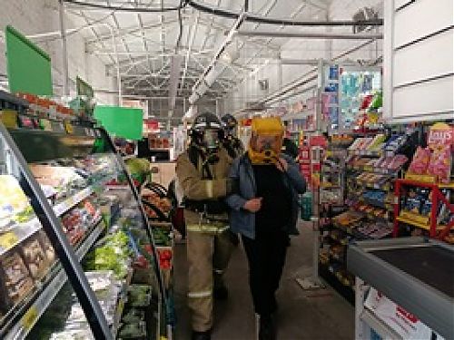 В супермаркете потушен условный пожар, спасены люди