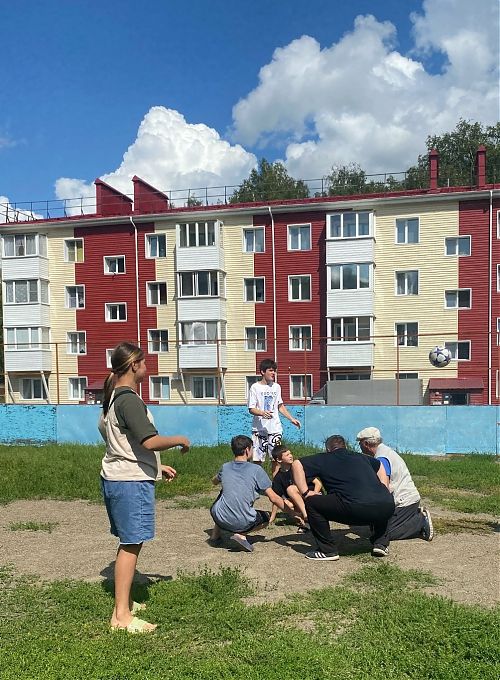 А у нас во дворе: игры для детей и взрослых