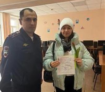 Госавтоинспекторы поздравили женщин с 8 марта