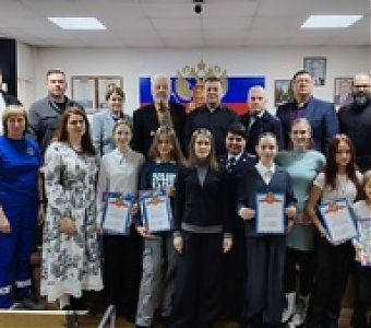 Полицейский Дед Мороз: новогодние подарки и благодарственные письма детям