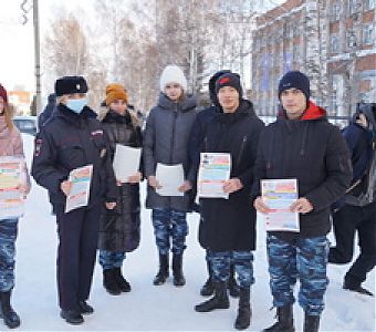 Полицейские и студенты предупредили горожан о мошенниках