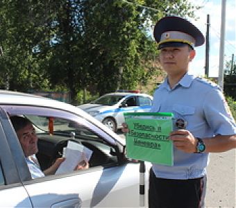 Сотрудники ОГИБДД напомнили автовладельцам о правилах безопасного маневра