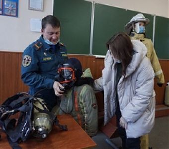 Подопечные Центра социальной помощи семье и детям поздравили юргинских огнеборцев с праздником