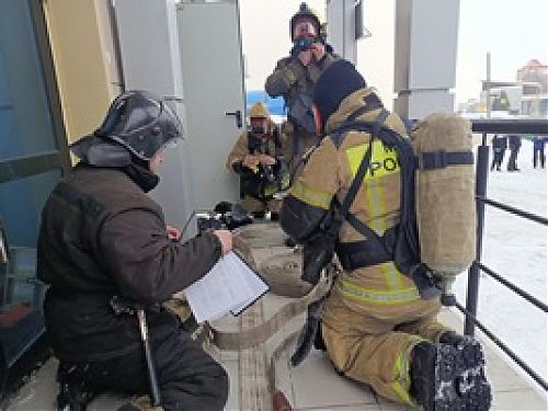 В торговом центре потушен пожар, спасены люди