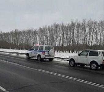 Полицейские помогли водителю на междугородней трассе