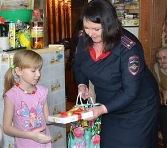 Полицейские помогают детям поверить в волшебство